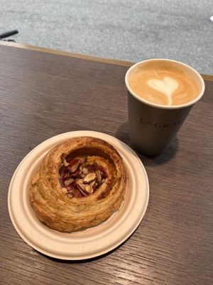 Himbeerteilchen mit Cappuccino   at Lagkagehuset in Copenhagen