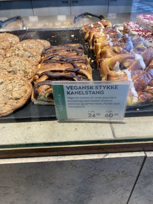 Vegansk Stykke Kanelstang   at Lagkagehuset in Copenhagen