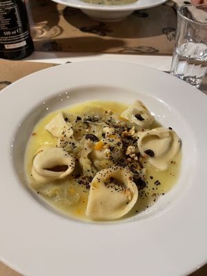 Tortellini ripieni di ricotta di canapa e borragine, su letto di crema di patate, con pangrattato alle fave di cacao e ragù bianco ai funghi   at Singola Ristorante Naturale in Modica
