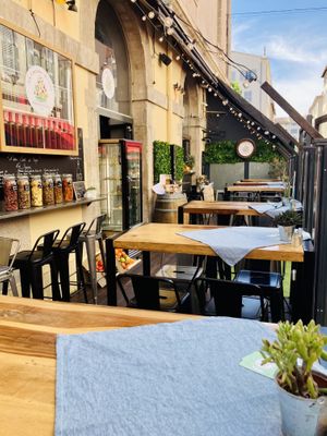 La terrasse extérieure de « La Cantine du Cru »  at La Cantine du Cru in Marseille