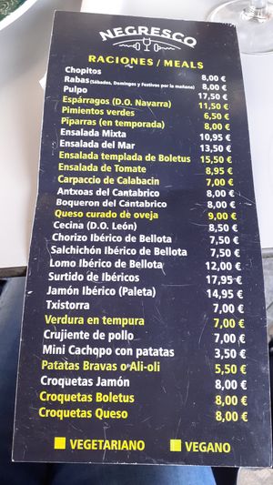 opciones veganas y vegetarianas destacadas en el menú at Negresco in Bilbao