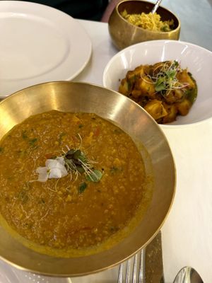 Takda Dal (lentils) + Aloo Gobi (potatoes and cauliflower) + Mushroom rice at Kathmandu Cánovas in Valencia