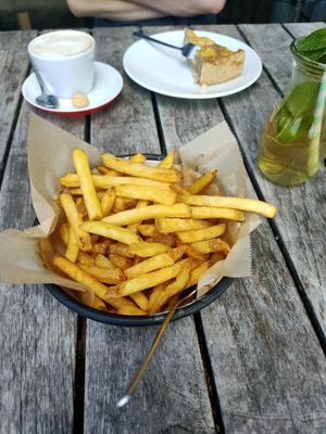 Pommes, Apfel-Nuss Kuchen & homemade Ice tea at Die Bergstation in Freiburg