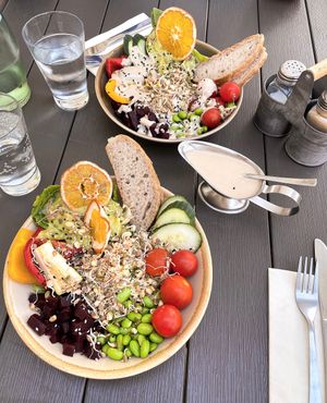 Super leckere Salatbowls 🤤  at Riverside in Bingen Am Rhein