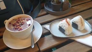 veganer Kakao + veg. Onigiri at Lilobowl in Halle