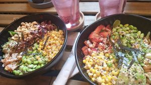 Bowls mit Gemüse, Feldsalat und Reis at Lilobowl in Halle