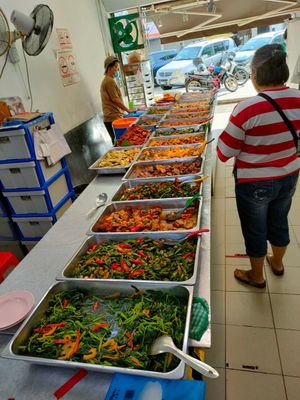 Varieties of choices available at Sun Sun Vegetarian in Kuala Lumpur