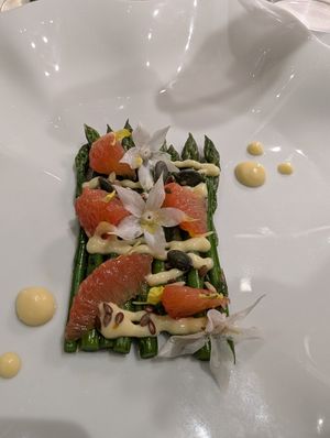 Asparagi freschi con pompelmo e maionese al miso e semi di lino at Ristorante Corallo in Vallecrosia
