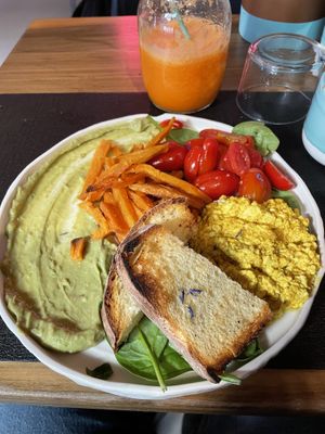 Scrambled tofu with guacamole, sweet potato fries, cherry tomatoes, baby spinach, and toasted bread.  at Zero - Healthy Bar & Poke in Salerno