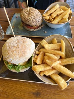 Fliegender Holländer (unten) und Hüttenzauber (oben) mit Fritten  at Peter Pane in Oberhausen