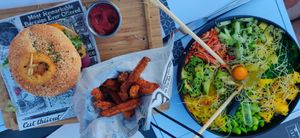 Poke bowl en burger at B&B Villare in Wijlre