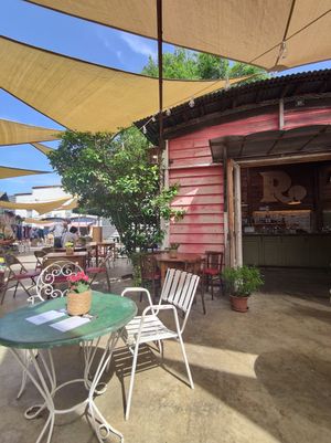 Outdoor seating at Greta in Sant Cugat Del Valles