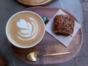 Napolitana y Cappuccino con Leche des Avena at Nanø Coffee Lab in Mallorca