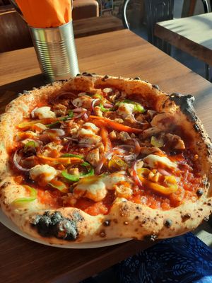 Vegane Pizza mit Paprika Zwiebeln , Chickn und veganem Mozzarella at Pizza Geeks - Haymarket in Edinburgh