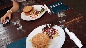 Burger mit Beilagensalat  at Falscher Hase in Dresden