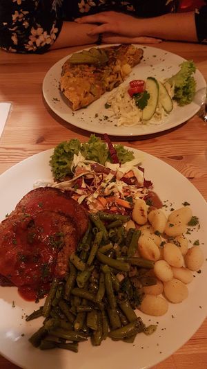 Oben: Bauernfrühstück, unten: Nussbraten at Falscher Hase in Dresden