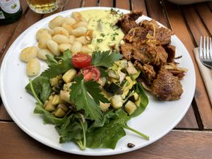 Seitangeschnetzeltes mit Gnocchi, Keesesauce und Birnen-Zuchini Salat   at Falscher Hase in Dresden