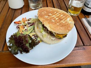 Burger mit Kräuterseitanbratling & Käse  at Falscher Hase in Dresden