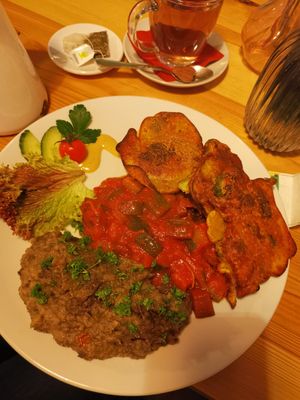 Brokkoli im Teigmantel, Oliven-Kartoffelstampf, Zucchini-Auberginen-Tomaten-Soße at Falscher Hase in Dresden