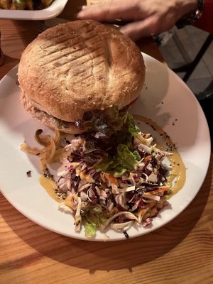 Sojaburger, Barbecue und Röstzwiebeln.  at Falscher Hase in Dresden