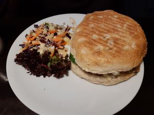 Großer Tomatenseitanburger at Falscher Hase in Dresden