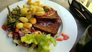 Vegan meatloaf main at Falscher Hase in Dresden