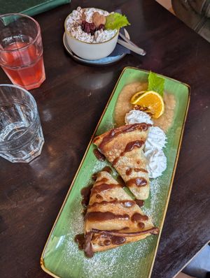 Lecker Nachtisch und Cappuccino at Falscher Hase in Dresden