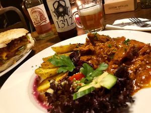 Seitangulasch mit Rotkohl und Bratkartoffeln at Falscher Hase in Dresden