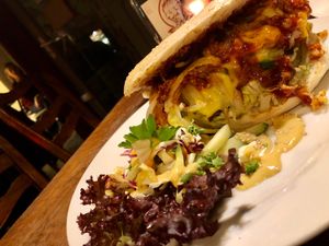 Burger mit Bohnenpattie und Veganer Käse. Megageil   at Falscher Hase in Dresden