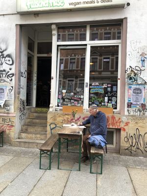 Als je niet reserveert, buiten zitten  at Falscher Hase in Dresden