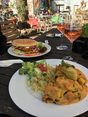 Soja-Burger, Bauernfrühstück und Rosé at Falscher Hase in Dresden