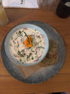 kalte Gurkensuppe mit radieschen   at Falscher Hase in Dresden