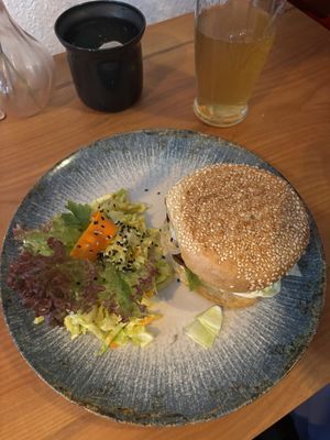 Bürger mit Tomatensaitanbratling  at Falscher Hase in Dresden