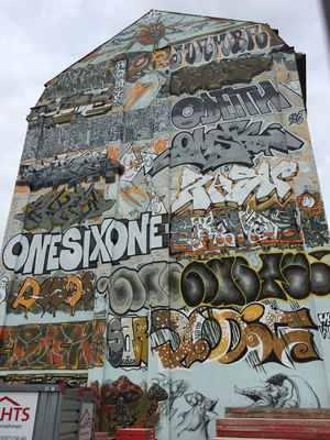 Die kunstvolle Wand zur R-L-Str. wird bald zugebaut sein.  at Falscher Hase in Dresden