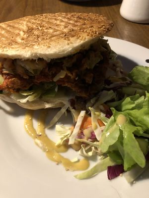 Burger (gross) mit Sojasteak. at Falscher Hase in Dresden
