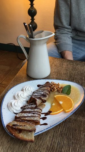 Pfannkuchen mit Sahne und Schokosoße  at Falscher Hase in Dresden