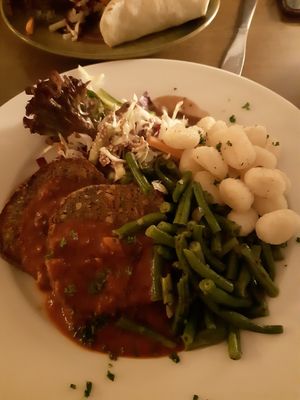 Gnoccis, "Nussbrot", leckeres Sauce und Gemüse at Falscher Hase in Dresden