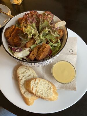 Salat mit seitanstreifen  at Falscher Hase in Dresden