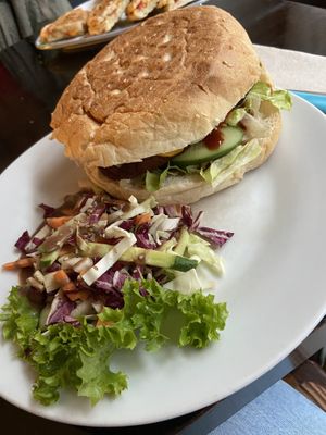Großer Burger mit Tomatenseotan Patty at Falscher Hase in Dresden