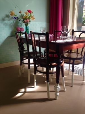 vintage interieur with beautifull flowers give a warm cosy feeling at Marits Eetkamer in Amsterdam
