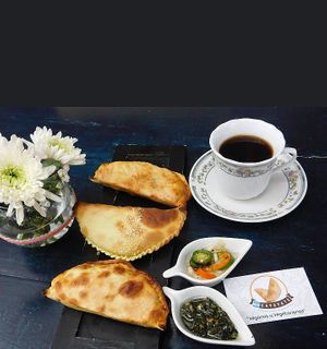 Empanadas argentinas con salsas de pesto y de ají at Cafayate Empanadas Argentinas in Cuenca