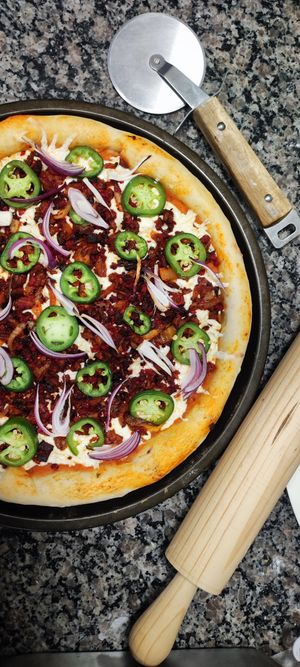 Pizza mexicana ( pastor de setas, chorizo de soya, chile jalapeño y cebolla morada) at Vegandra in San Luis Potosi