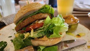 Falafelburger mit extra Humus at Surfcafé in Norderney