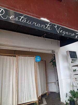 Frente del restaurante, ubicado en una esquina. at Vegandru in Mexico City