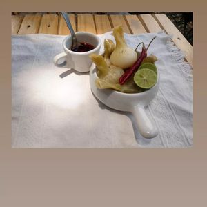 Guarnición de cebollitas de cambray, no fríen nada! at Vegandru in Mexico City