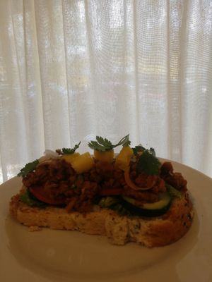 Una tapa de pan integral con pastor vegano at Vegandru in Mexico City