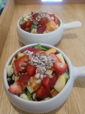 Guarnición de ensalada con frutas at Vegandru in Mexico City