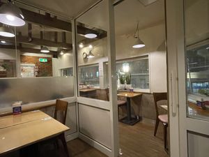二層就餐環境  at Mos Burger in Otaru