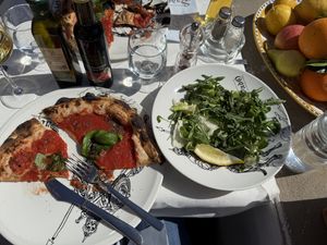 Marinara pizza, insalata verde  at Saraceno d'Oro in Positano