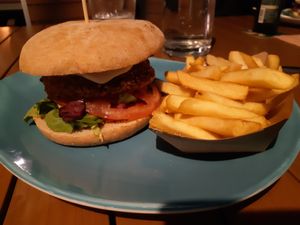 Vegan burger + frenc fries at Sausalitos in Cologne